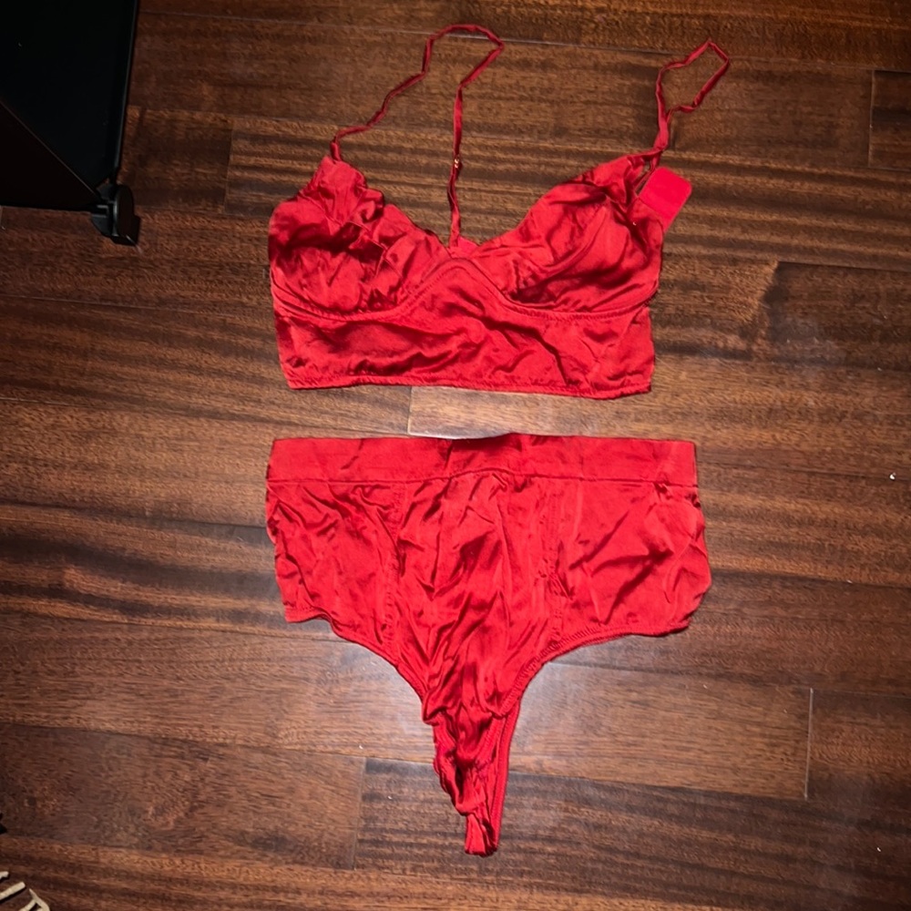 Kiki de monteparnasse red set in small